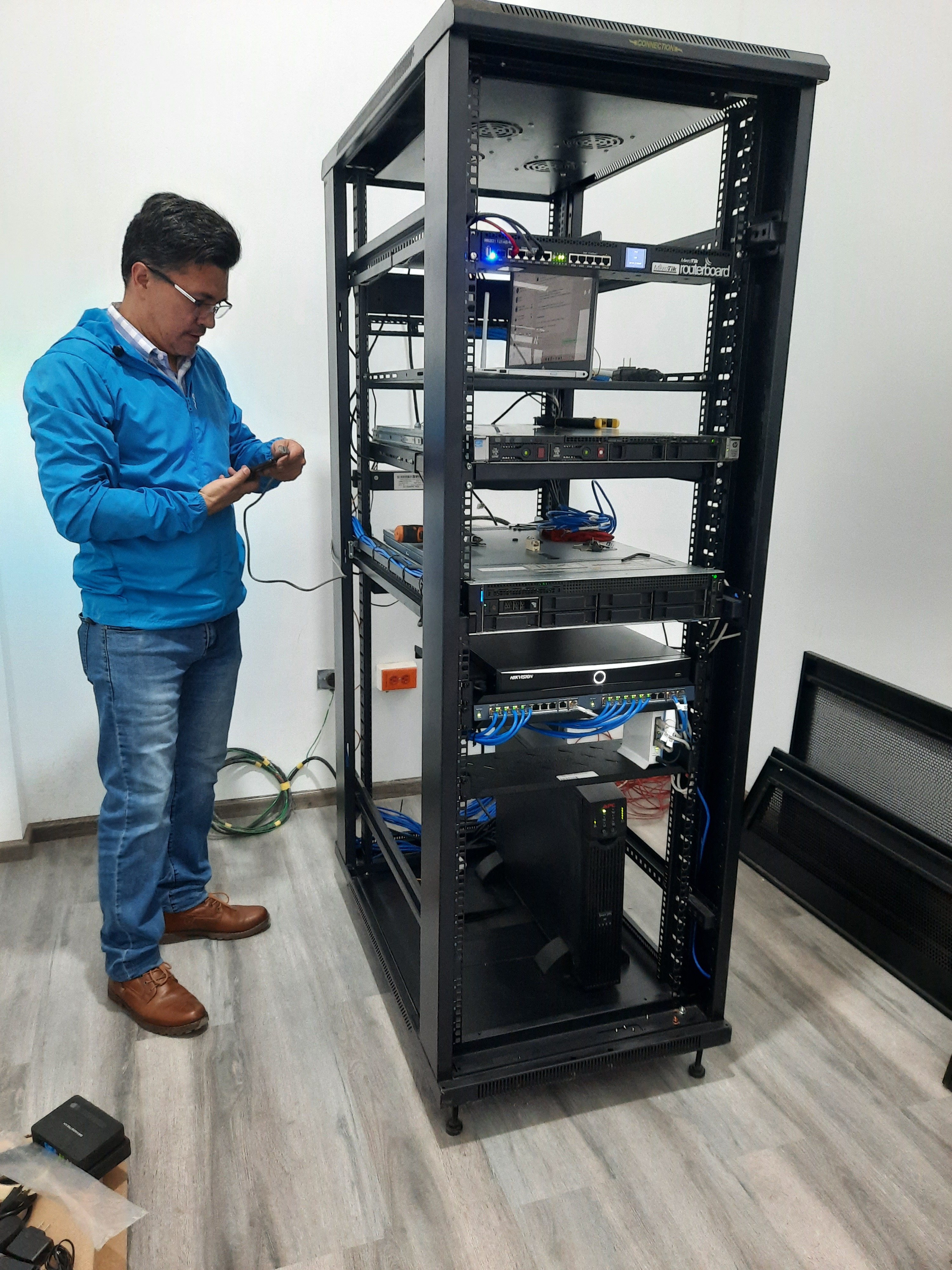 Arka engineer working on server rack